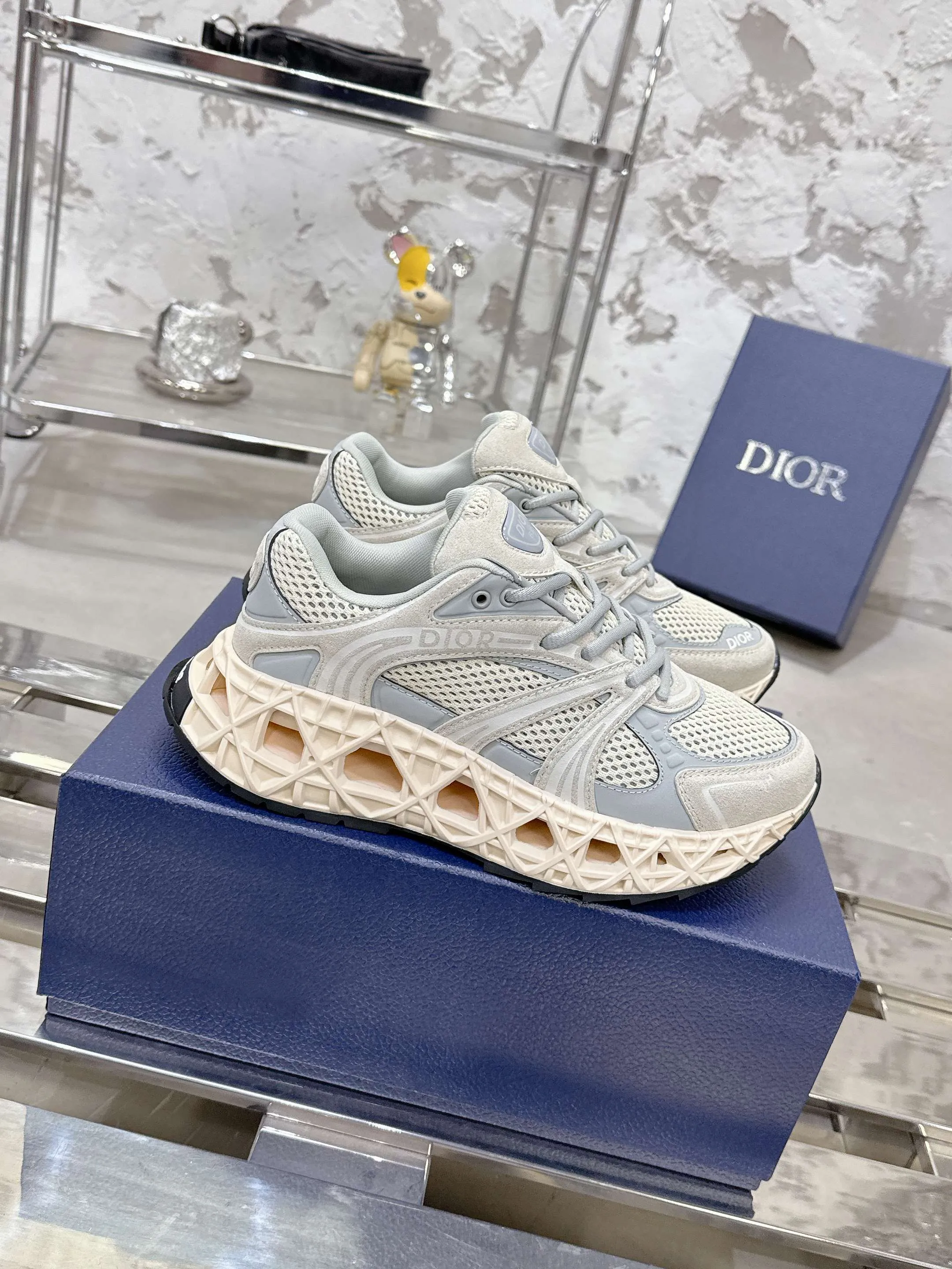 Factory price 780💰 Top version! ! ! Dior (B35) DIOR spring and summer men's wear show, the show was held at the Valle de Grasse School in Paris. Kim Jones drew inspiration from the works of South African artist Hylton Nel. The details of the shoes, clog soles and tribal elements, cleverly blended luxury craftsmanship and practicality, with fresh childishness and bright temperament, creating a new season hot spot. Dior KAWA Dior co-branded casual sports shoes reinterpret running shoes with Dior's high-end style. B35 is made of fine-textured leather and mesh fabric materials. It can be worn in all seasons, is comfortable and breathable, and has multiple lines on the shoe body to outline details. It has a full retro three-dimensional feel and can create a casual look all year round! Fabric: Cowhide/customized cloth material Lining: Imported breathable mesh Outsole: Original molded outsole Size: 39-46 (customized at 45.46)